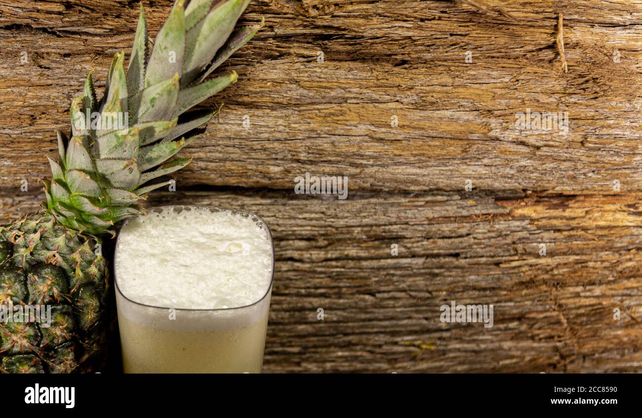 Succo di ananas fresco e frutta. Il succo di ananas è buono per la perdita di peso perché è ricco di fibre che aiutano a diminuire l'appetito e facilitare il bo Foto Stock