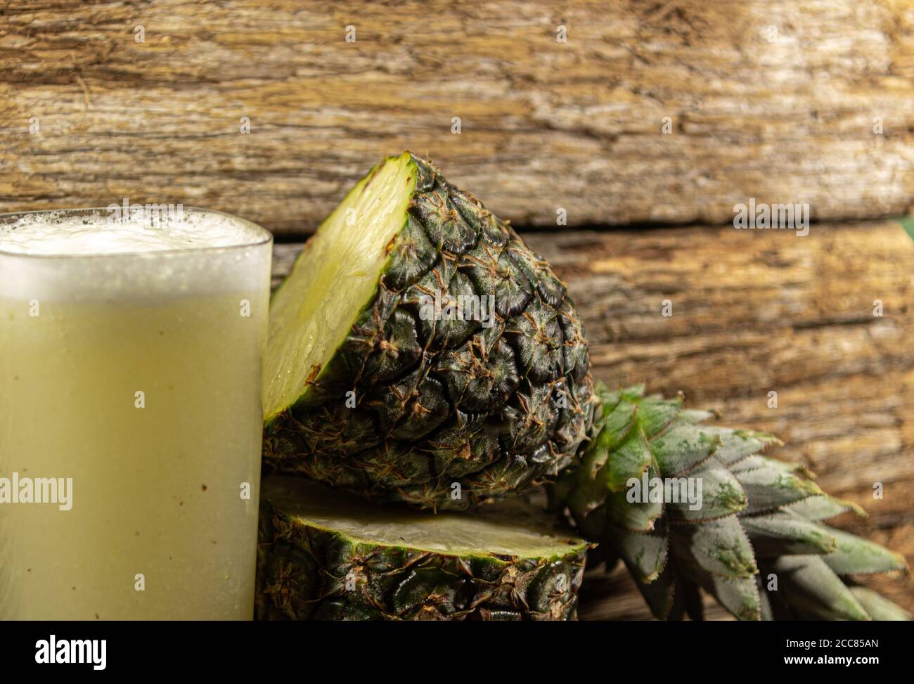 Succo di ananas fresco e frutta. Il succo di ananas è buono per la perdita di peso perché è ricco di fibre che aiutano a diminuire l'appetito e facilitare il bo Foto Stock