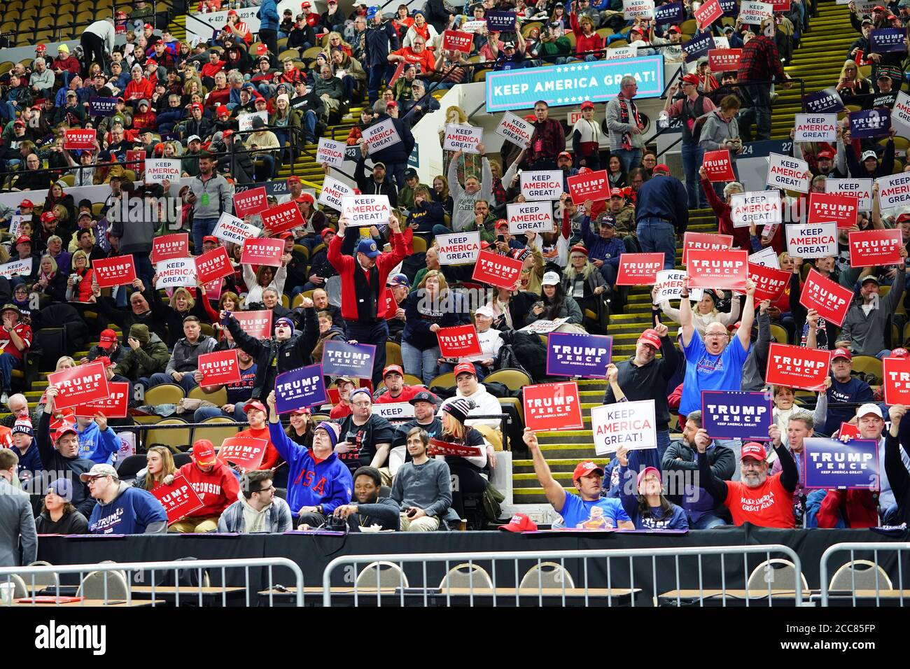 Molti sostenitori del 45° presidente americano Donald Trump hanno partecipato al Make America Great Again Rally alla UW-Milwaukee Panther Arena. Foto Stock