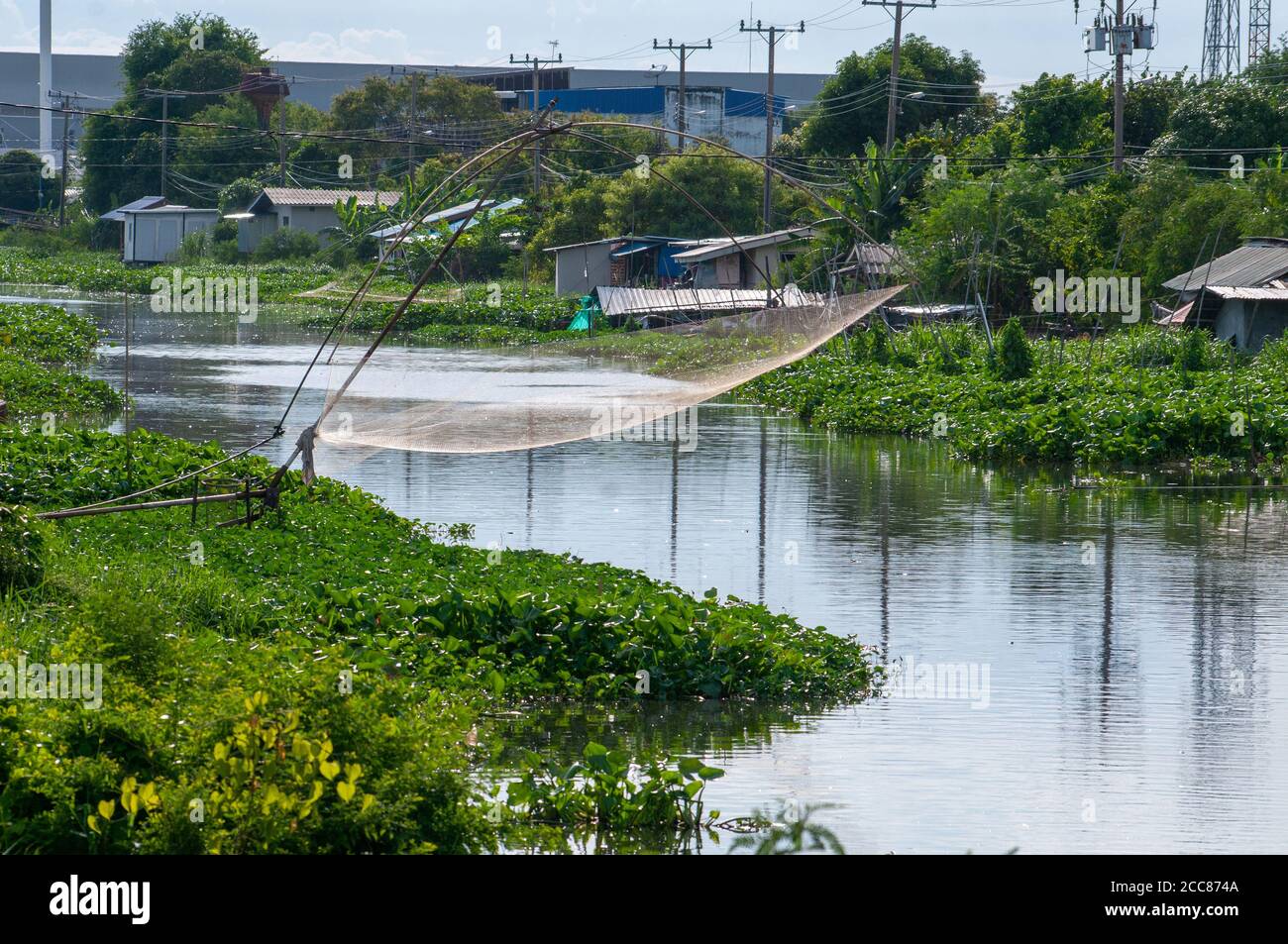Canale in un'area fortemente industrializzata nel distretto di Bangsaothong, nella provincia di Samut Prakan in Thailandia. Anche nelle zone industrializzate della Thailandia, cana Foto Stock