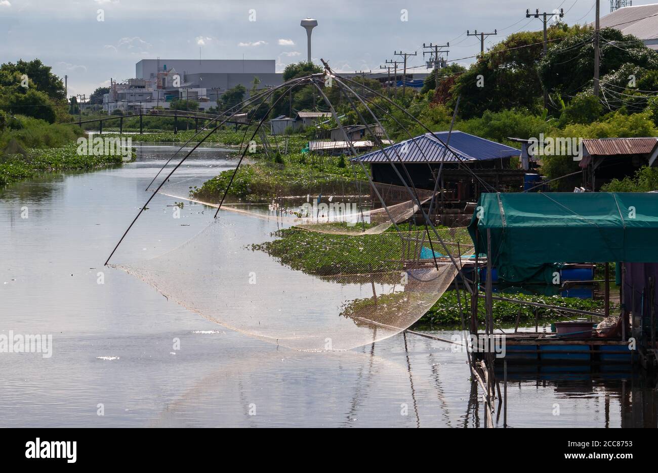 Canale in un'area fortemente industrializzata nel distretto di Bangsaothong, nella provincia di Samut Prakan in Thailandia. Anche nelle zone industrializzate della Thailandia, cana Foto Stock
