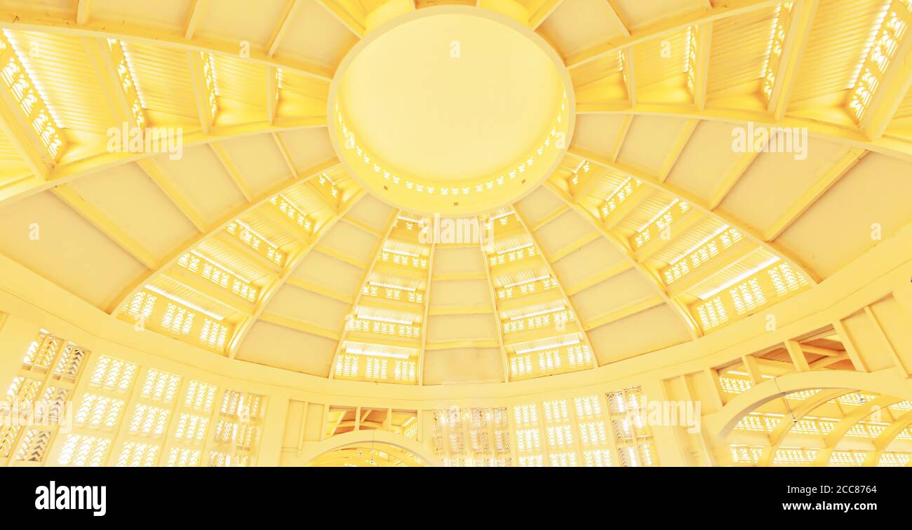 Interni classici di Phsar Thmei o mercato centrale, l'edificio Art Deco di colore giallo scuro ha la forma di una cupola centrale. Phnom Penh, Cambogia. Foto Stock