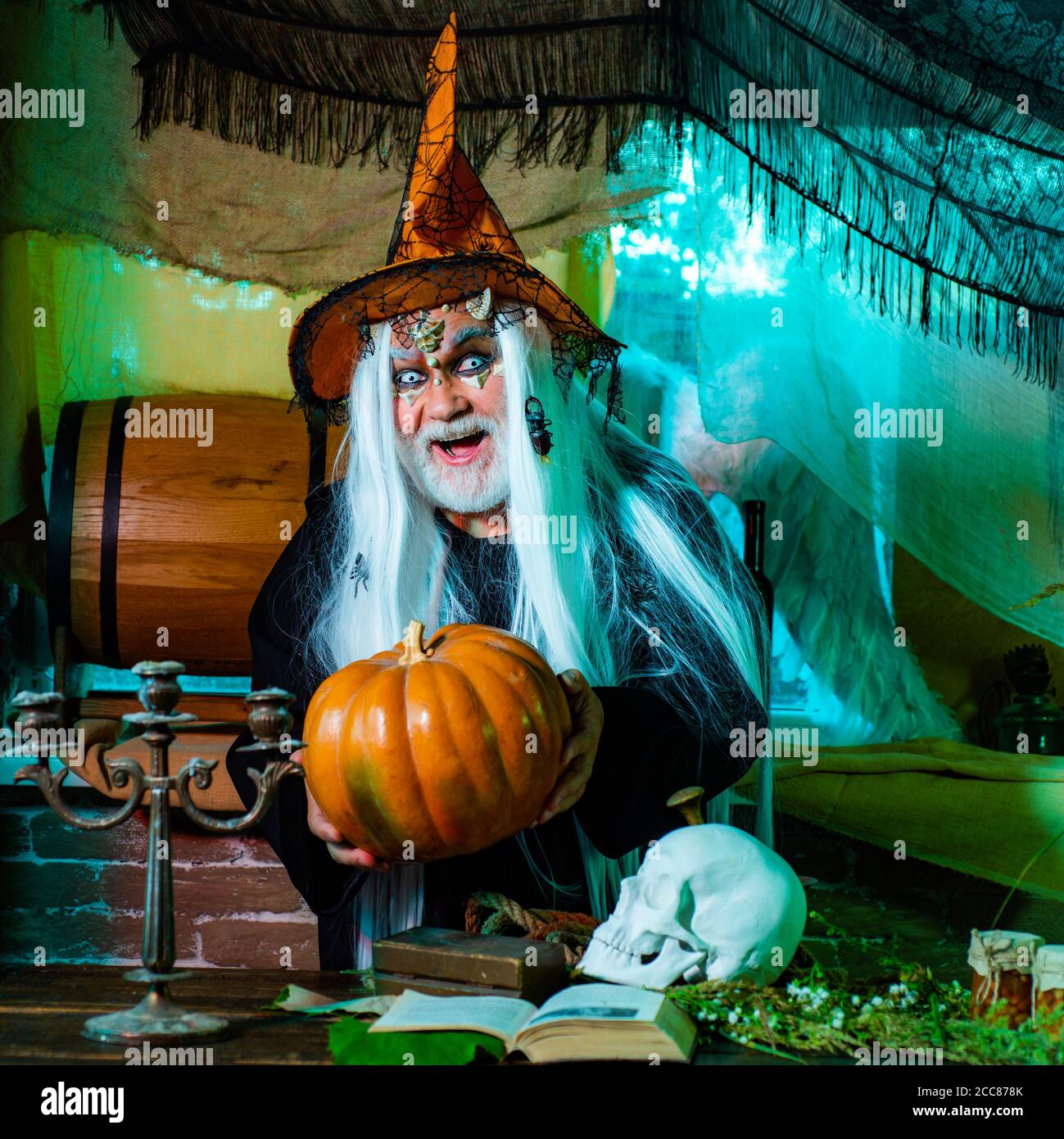 Concetto di vampiro Halloween. Demone di Halloween. Divertente personaggio comico Dracula. Halloween arte sangue pelle uomo ritratto viso - primo piano. Foto Stock