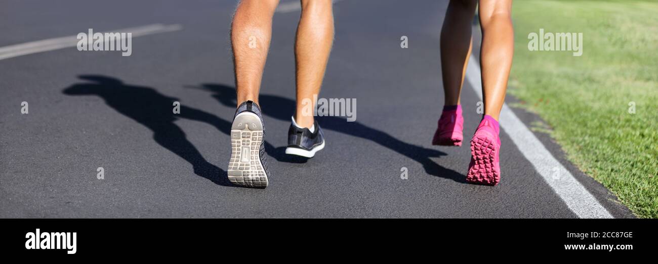 Corridori di idoneità che corrono strada a banner di perdita di peso - Coppia di giovani che si jogging insieme - raccolto di gambe e. scarpe da running Foto Stock