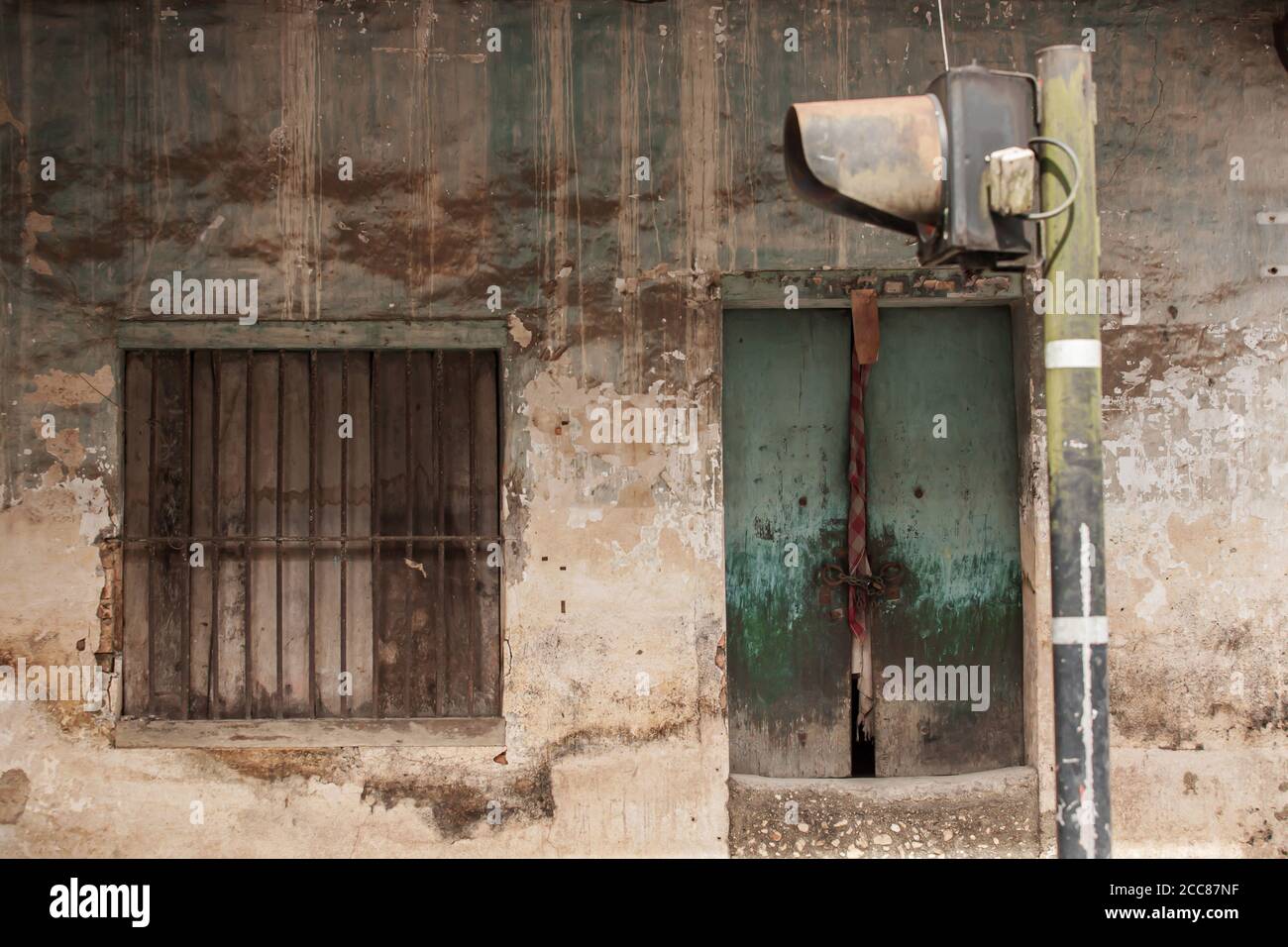 Abbandonata vecchia casa murale nella città antica di Takua Pa, edifici d'epoca cospicui dalla loro architettura sino-portoghese. Phang Nga, Thailandia del Sud. Foto Stock