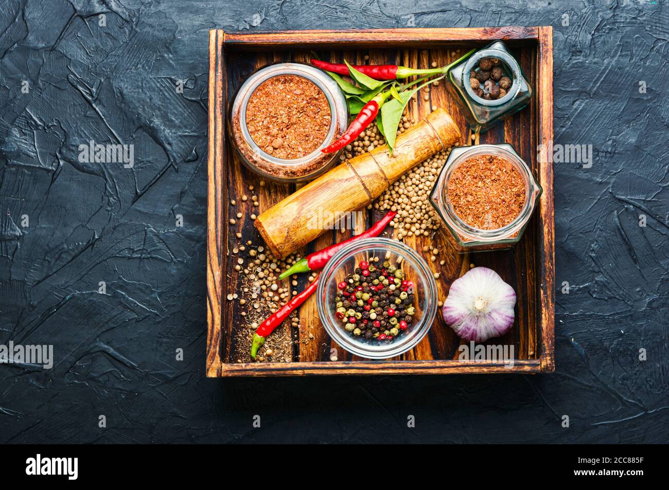 Spezie calde fatte in casa, adjika secco e ingredienti Foto Stock