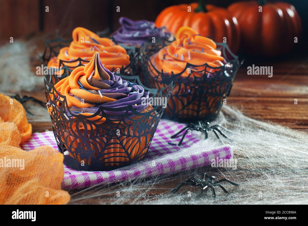 Cupcakes di Halloween su tavolo rustico di legno coperto di rete Foto Stock