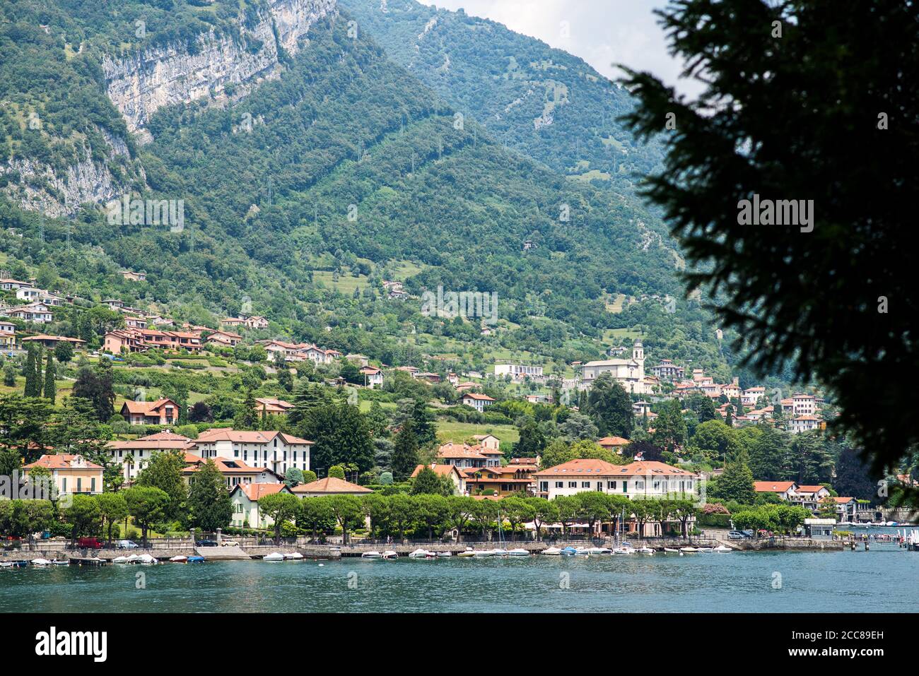 Lenno Сommune sul lago di Como. Lombardia. Italia. Pittoresco paesaggio italiano con la città vecchia. Panorama mozzafiato con montagne e foresta. Foto Stock