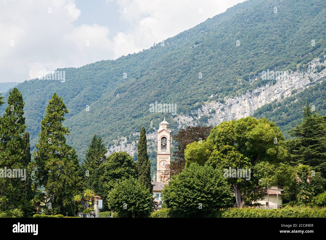 Torre della Chiesa di San Lorenzo in Tremezzo. Chiesa di San Lorenzo, Lago di Como, Italia, Europa. Foto Stock
