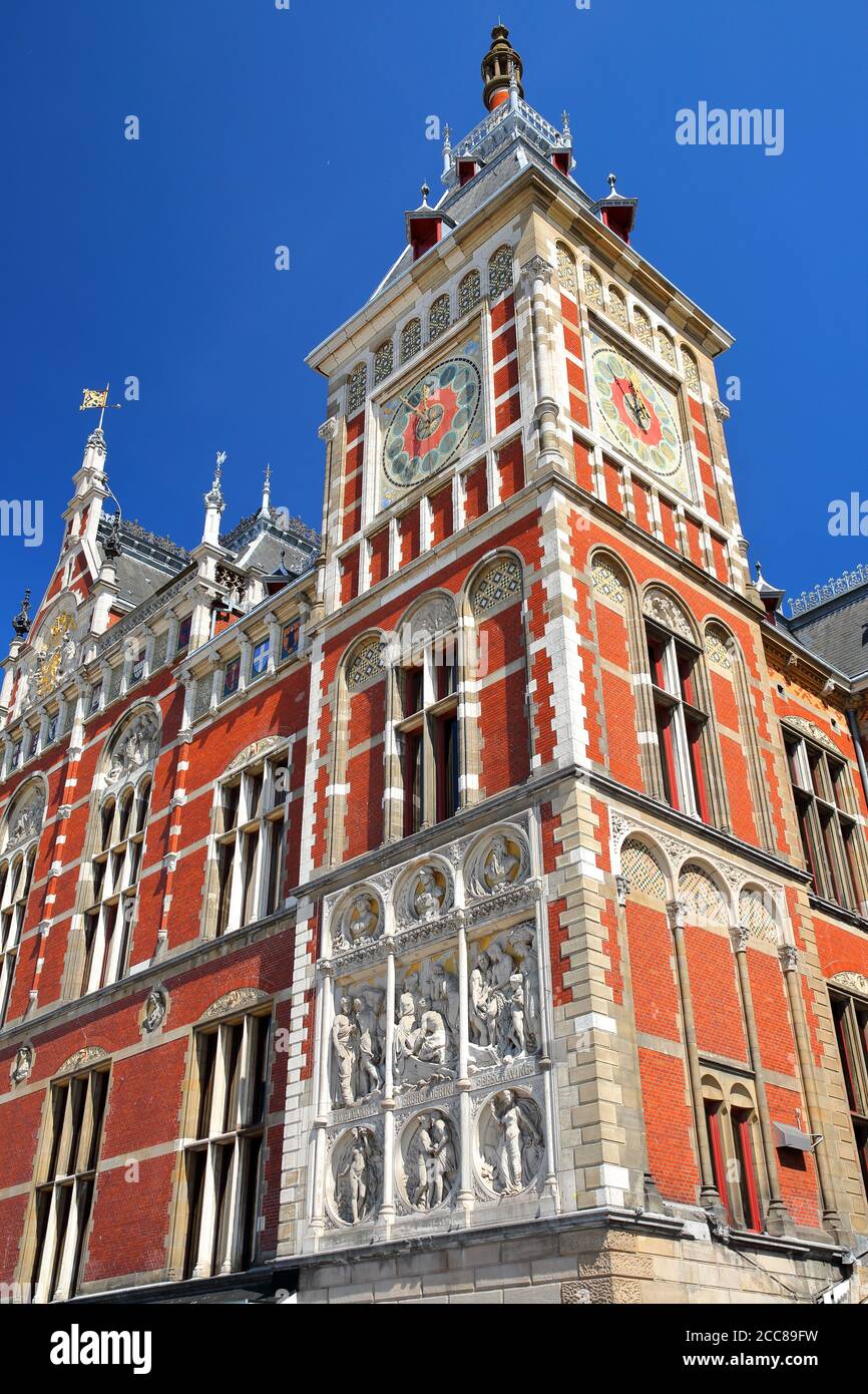 Dettagli architettonici della colorata stazione centrale di Amsterdam, progettata dall'architetto olandese Pierre Cuypers e inaugurata nel 1889 ad Amsterdam, Paesi Bassi Foto Stock