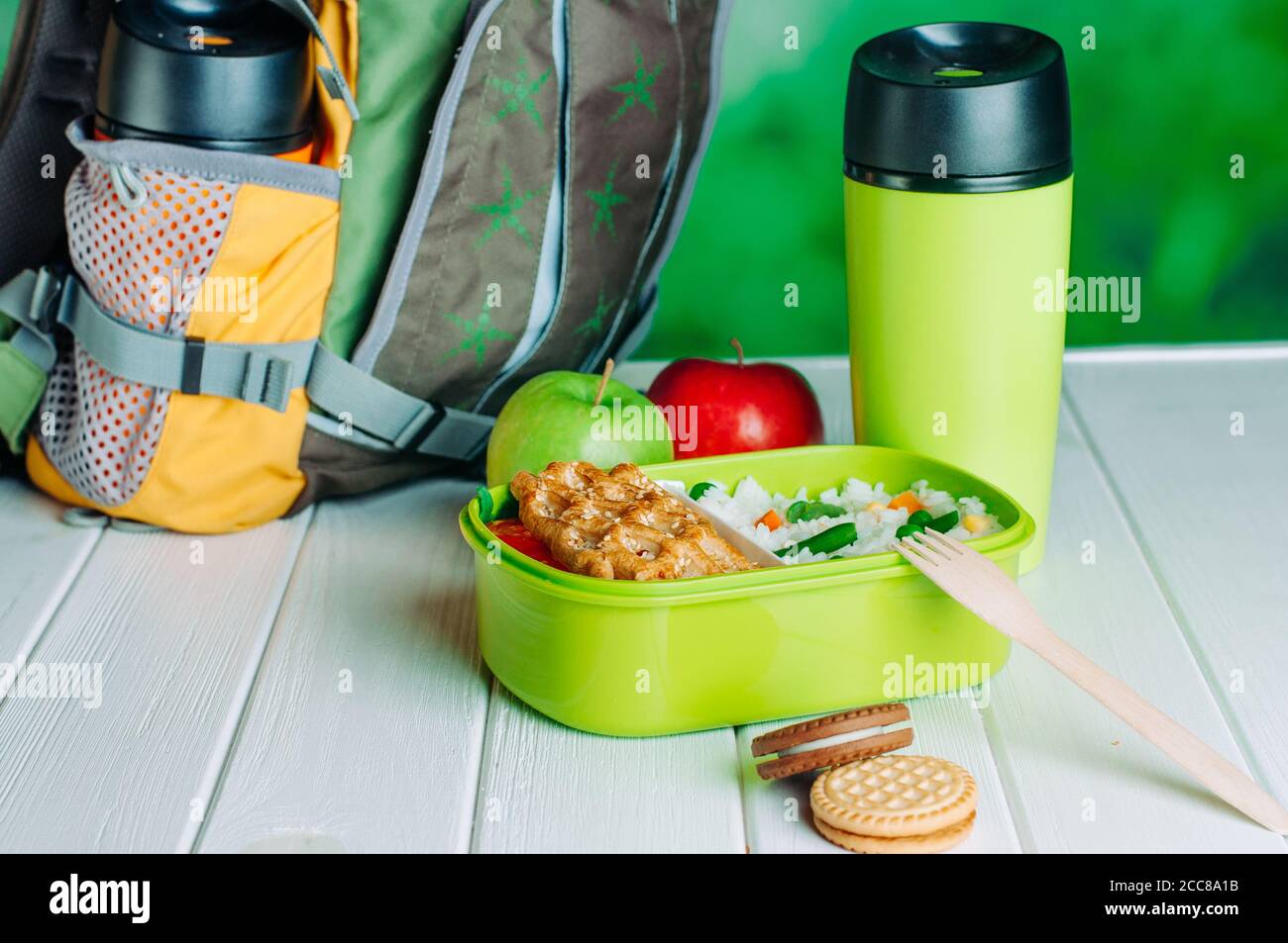 Pranzo al sacco con riso e sandwich vicino allo zaino della scuola Foto Stock