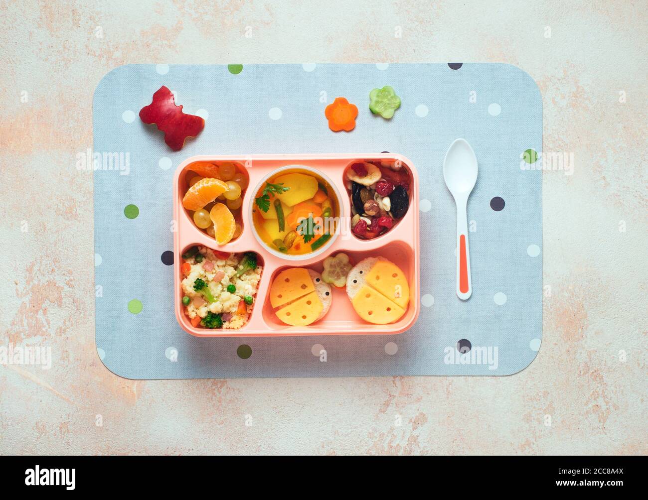 Pranzo al sacco con zuppa di verdure, insalata couscous e panini divertenti Foto Stock