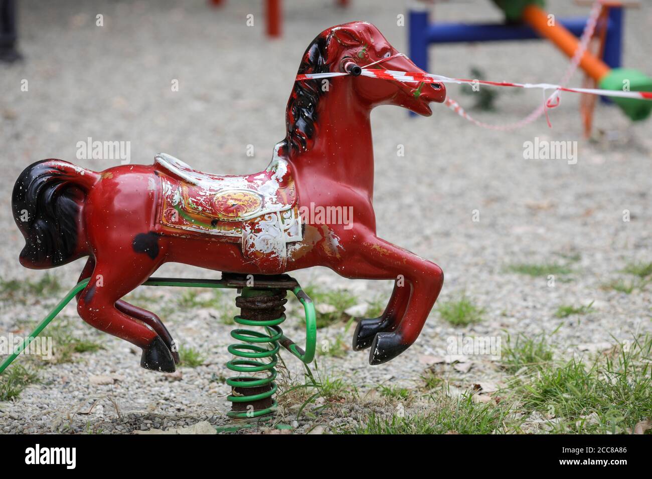 Bucarest, Romania - 20 agosto 2020: I giocattoli di un parco giochi in un parco sono fuori limiti a causa dell'epidemia di Covid-19. Foto Stock