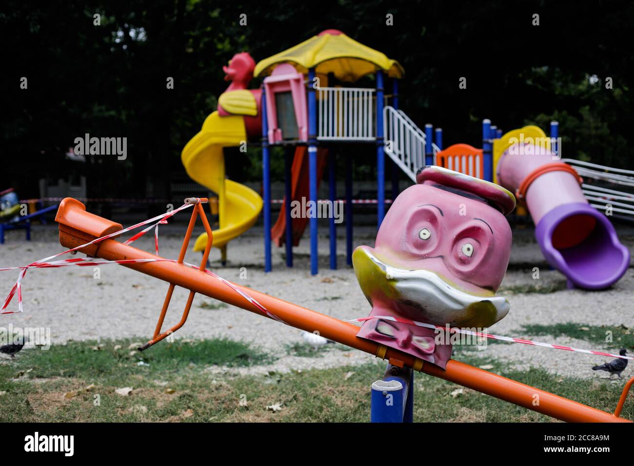 Bucarest, Romania - 20 agosto 2020: I giocattoli di un parco giochi in un parco sono fuori limiti a causa dell'epidemia di Covid-19. Foto Stock