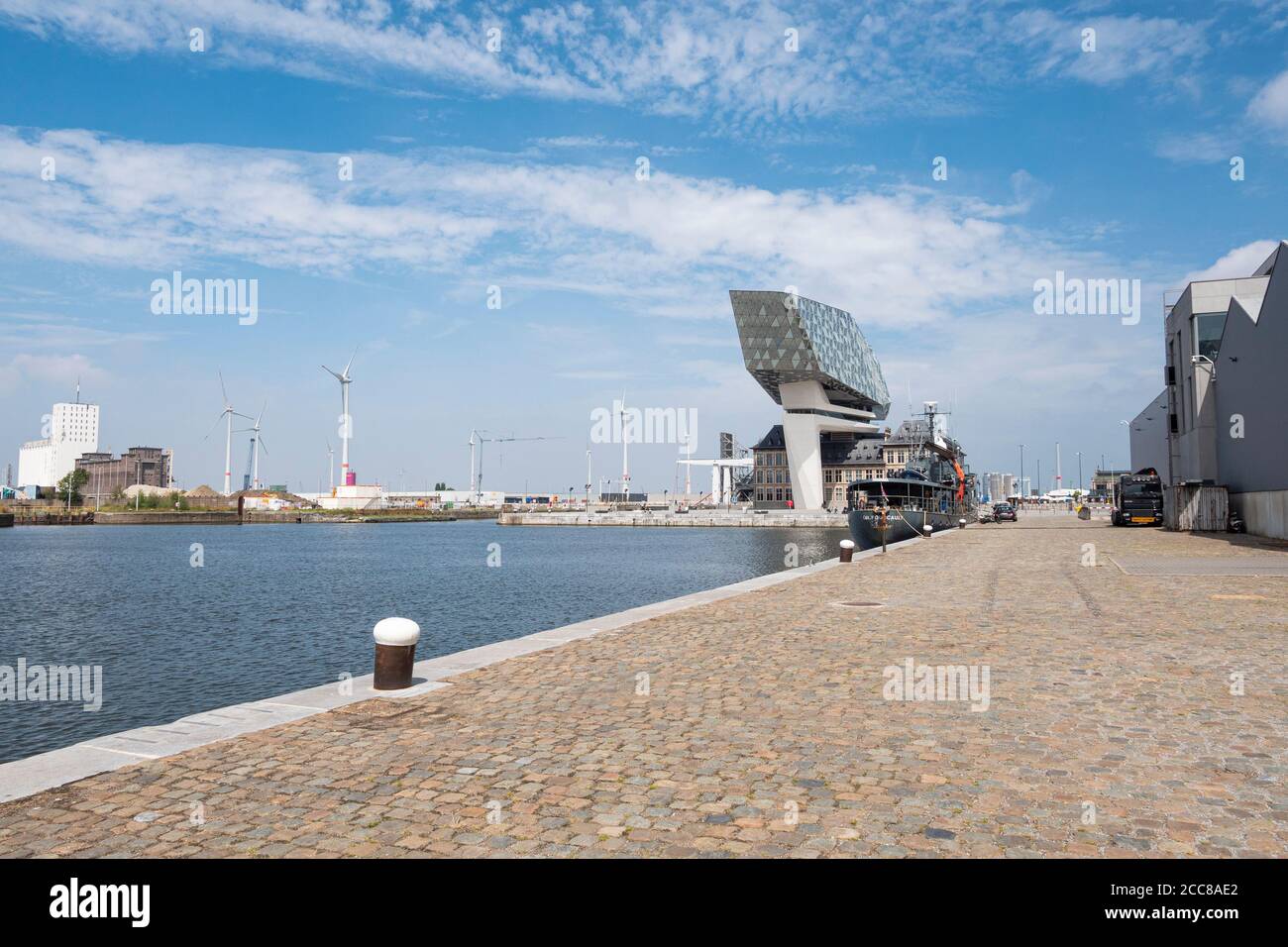 Anversa, Belgio, 19 luglio 2020, la banchina del Kattendijkdok con vista sul porto di Anversa Foto Stock