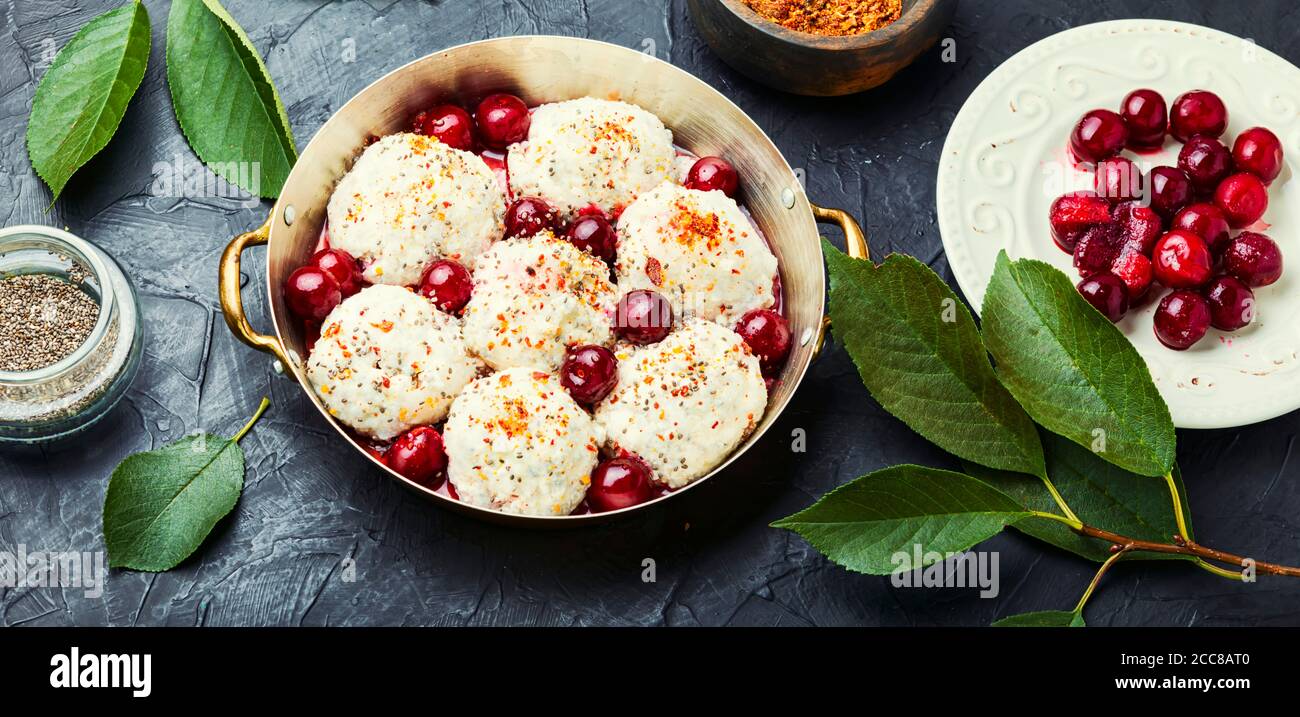 Gnocchi o impastati con ripieno di ciliegie. Piatto tradizionale ceco Foto Stock