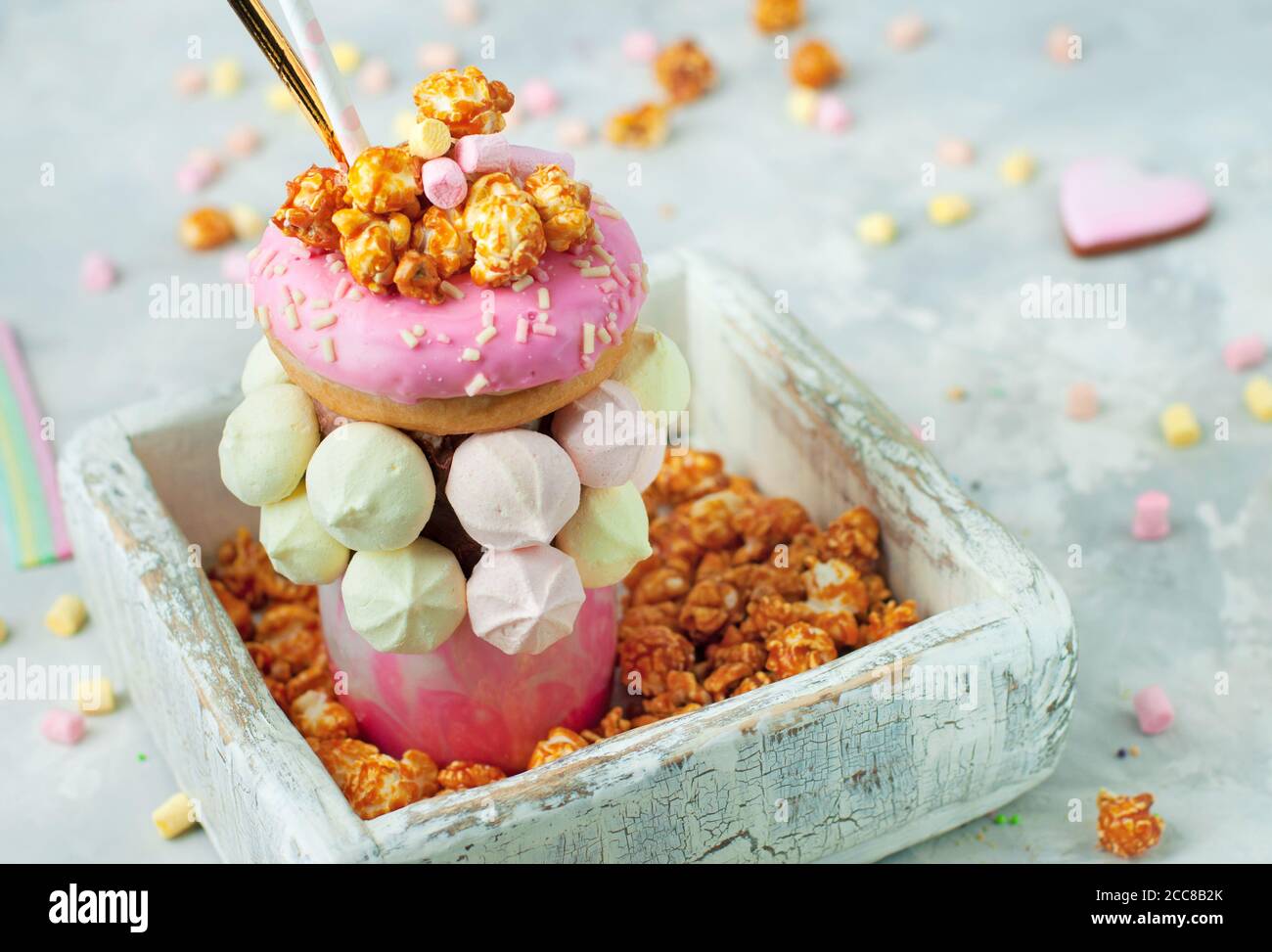 Raspberry frak agita con ciambella nel legno bianco scatola Foto Stock