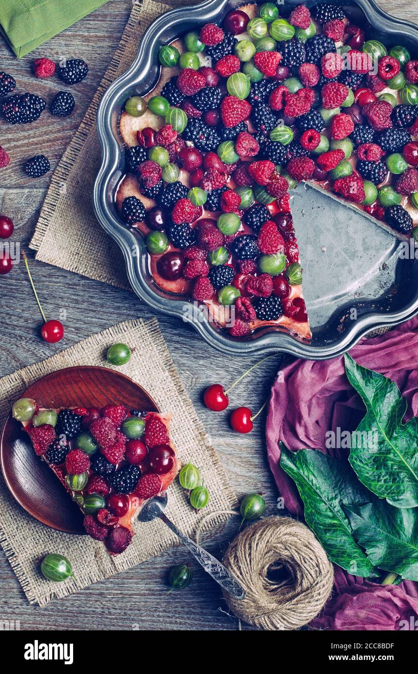 Vista dall'alto della torta di frutti di bosco su rustico sfondo di legno Foto Stock