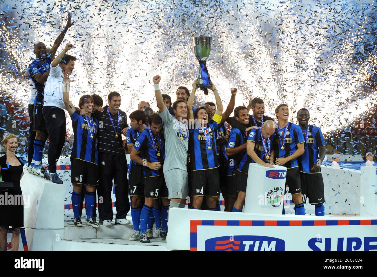 Milano Italia, 24 agosto 2008,'G.MEAZZA SAN SIRO'Stadium, Football Super  Cup Trophy 2008/2009, FC Inter-AS Roma : il capitano dell'Inter Javier  Zanetti con i suoi compagni di squadra durante la cerimonia di premiazione