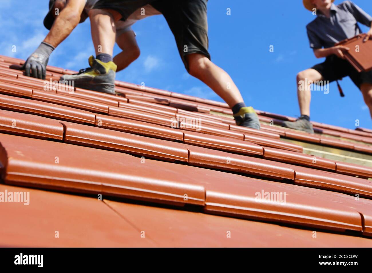 Lavori di copertura, nuova copertura di un tetto in tegole Foto Stock