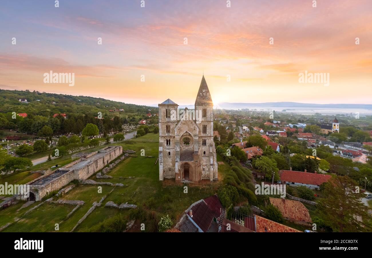 Incredibile foto aerea sul Monastero di Premontre. Questa è una rovina della chiesa nella città di Zsambek Ungheria. Costruito nel 1220-1234. Stile romano e gotchic. Dpr Foto Stock