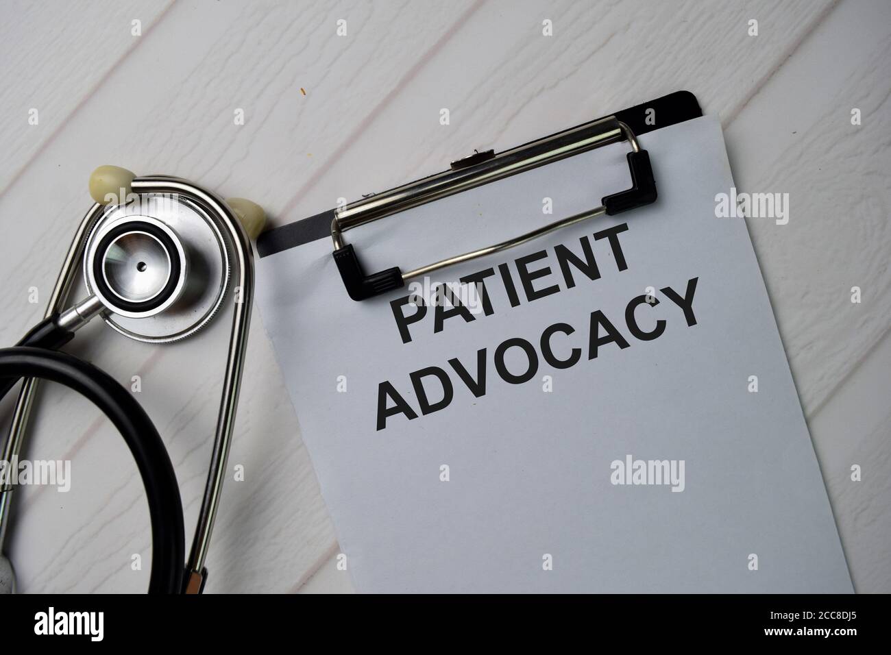 Il testo del Patient Advocacy (Difesa del paziente) è scritto su una documentazione isolata sulla scrivania dell'ufficio. Foto Stock