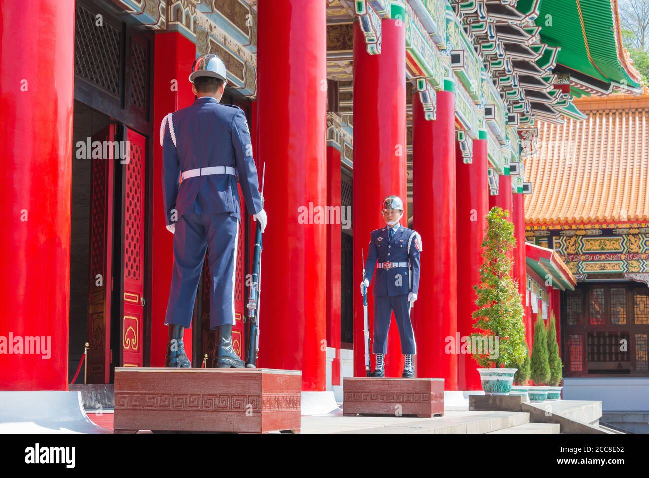 Taipei, Taiwan - Guardia d'onore al Santuario Nazionale dei Martiri rivoluzionari (Santuario dei Martiri di Taipei), famoso luogo turistico di Taipei, Taiwan. Foto Stock