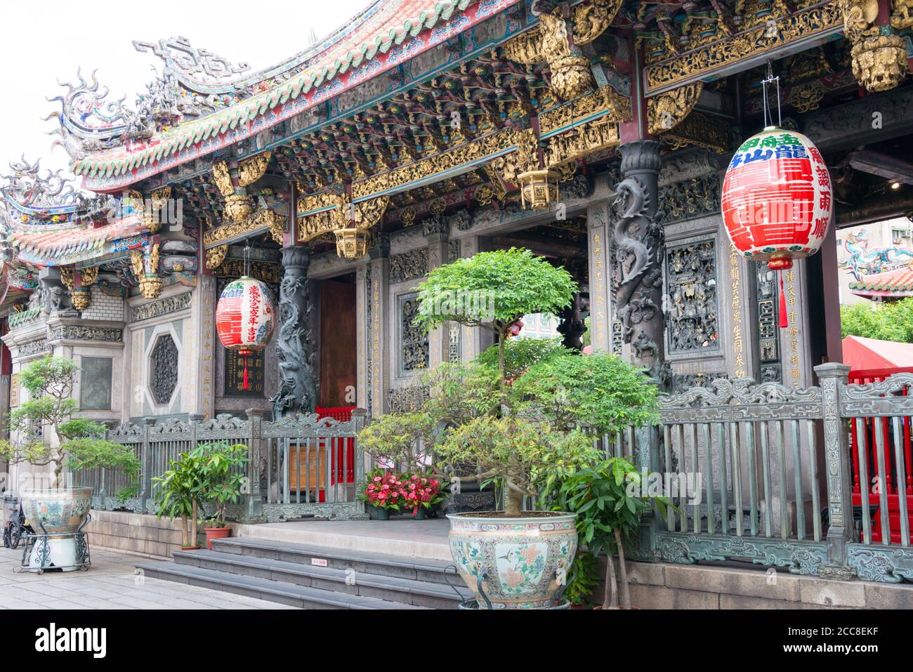 Taipei, Taiwan - Tempio di Bangka Lungshan a Taipei, Taiwan. Il tempio fu originariamente costruito nel 1738. Foto Stock