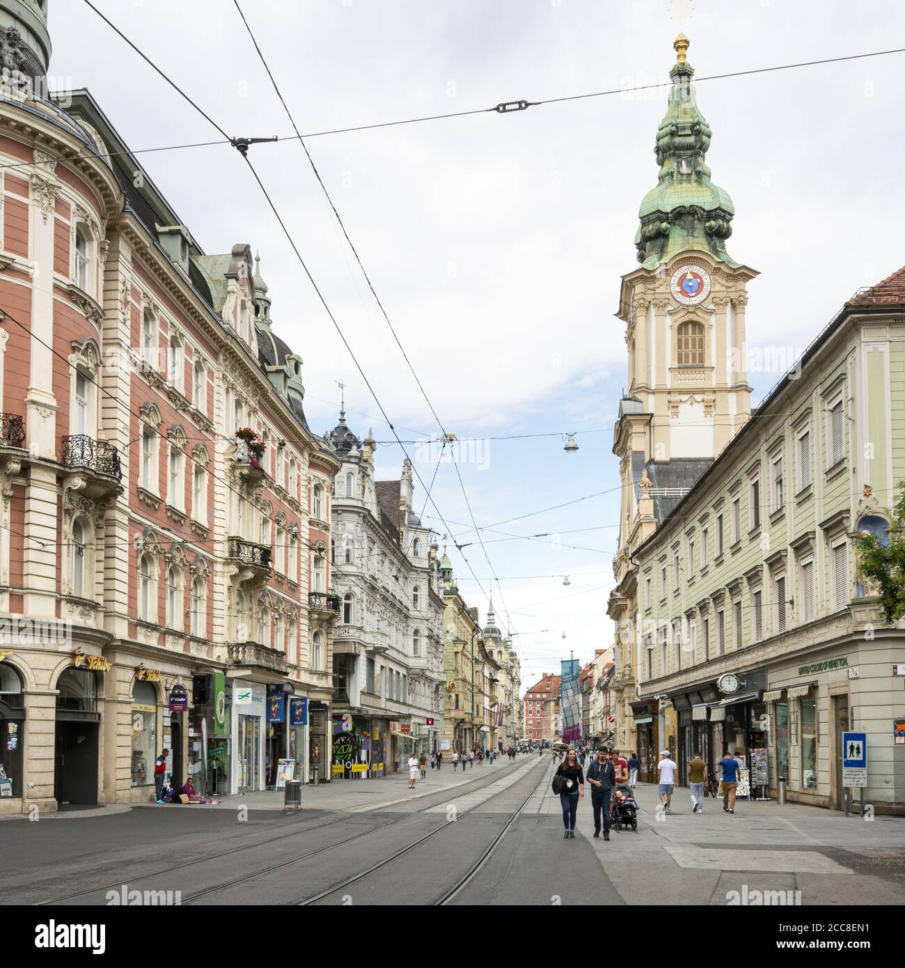 Graz, Austria. Agosto 2020. Alcuni giovani si incontrano in via Herrengasse nel centro della città Foto Stock