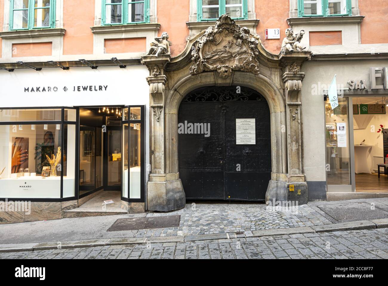 Graz, Austria. Agosto 2020. Una tipica porta di legno recordata in un edificio nel centro della città Foto Stock