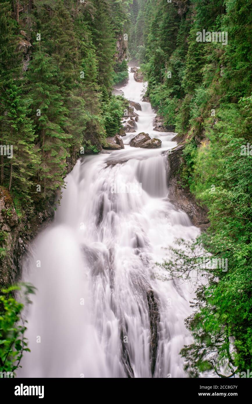 Cascate di Riva - conosciuto anche come Cascate di campo Tures o cascata Reinbach nella Valle Aurina delle Alpi, Dolomiti, Alto Adige, Italia Foto Stock