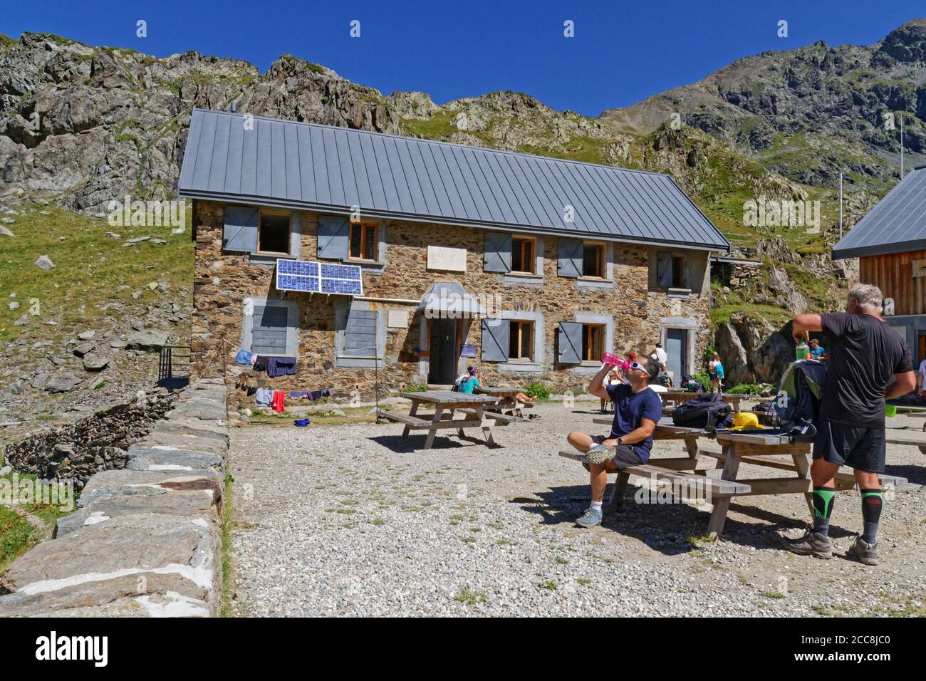LA PRA, FRANCIA, 6 agosto 2020 : un gruppo di escursionisti riposano per un po' al rifugio di montagna, con rispetto della distanciazione sociale. Foto Stock