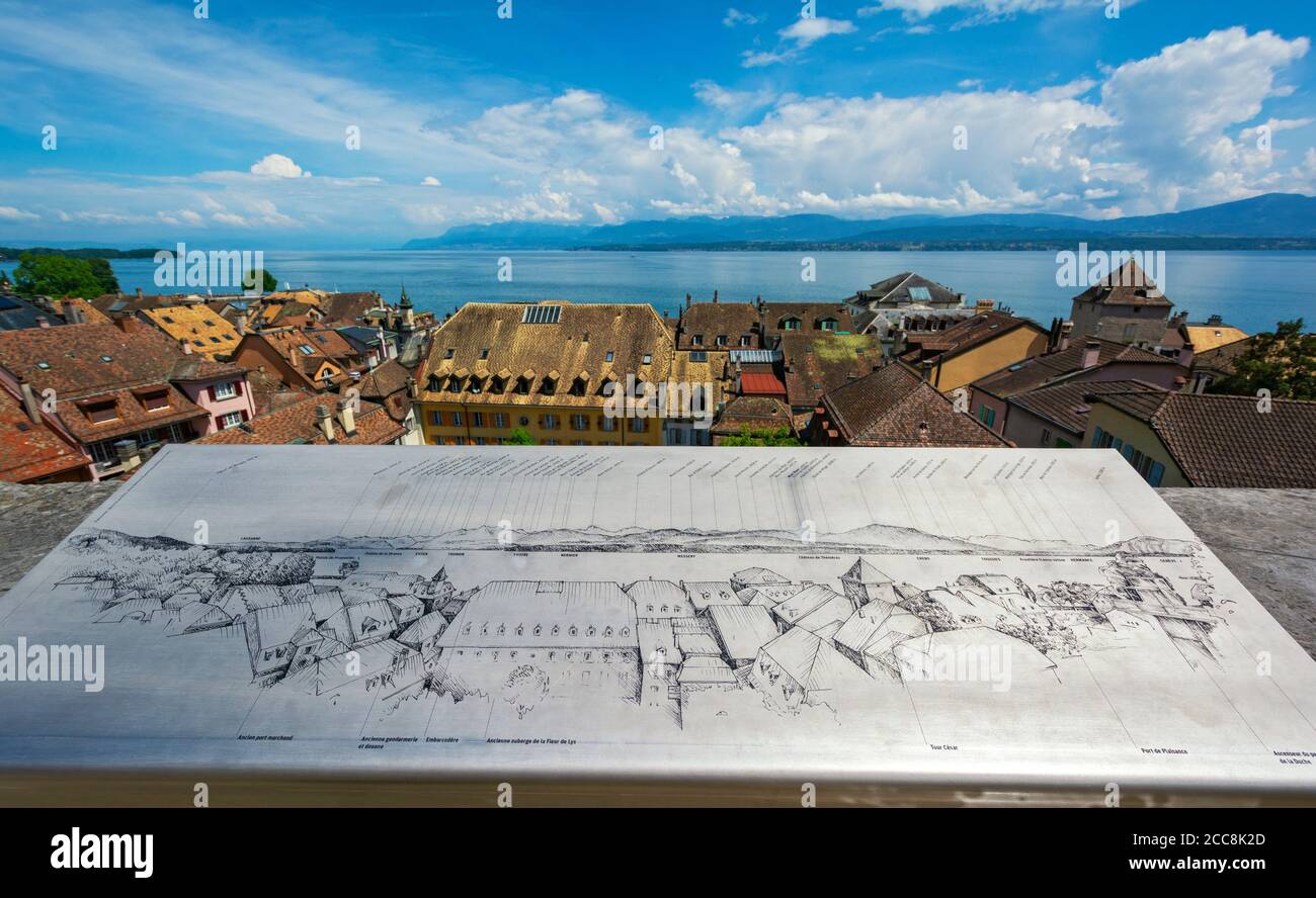 Svizzera, Canton Vaud, Nyon, vista dal castello verso il quartiere di Rive e il lago di Ginevra Foto Stock