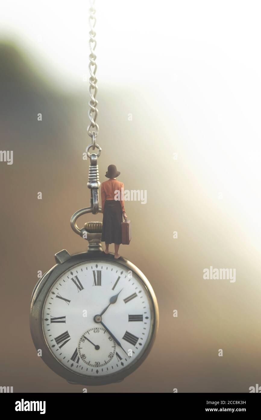 immagine surreale di una donna d'affari che viaggia sotto controllo del tempo a flusso rapido Foto Stock