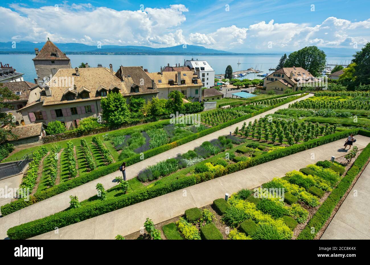 Svizzera, Canton Vaud, Nyon, vista dalla Promenade des vielles Murailles verso Quartier de Rive e il Lago di Ginevra Foto Stock