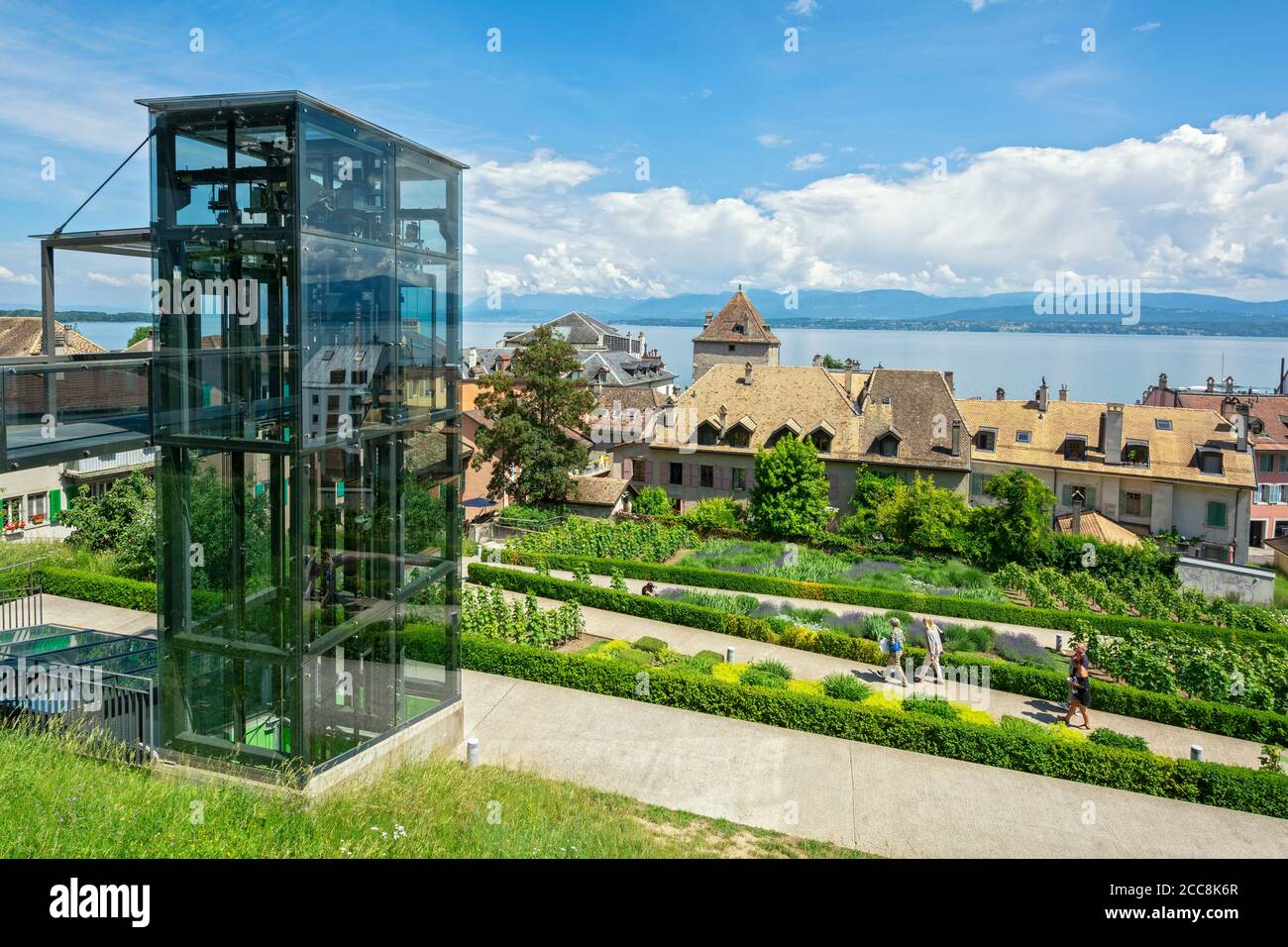 Svizzera, Vaud Canton, Nyon, vista dalla Promenade des vielles Murailles, ascensore fino al Quartier de Rive e il Lago di Ginevra Foto Stock