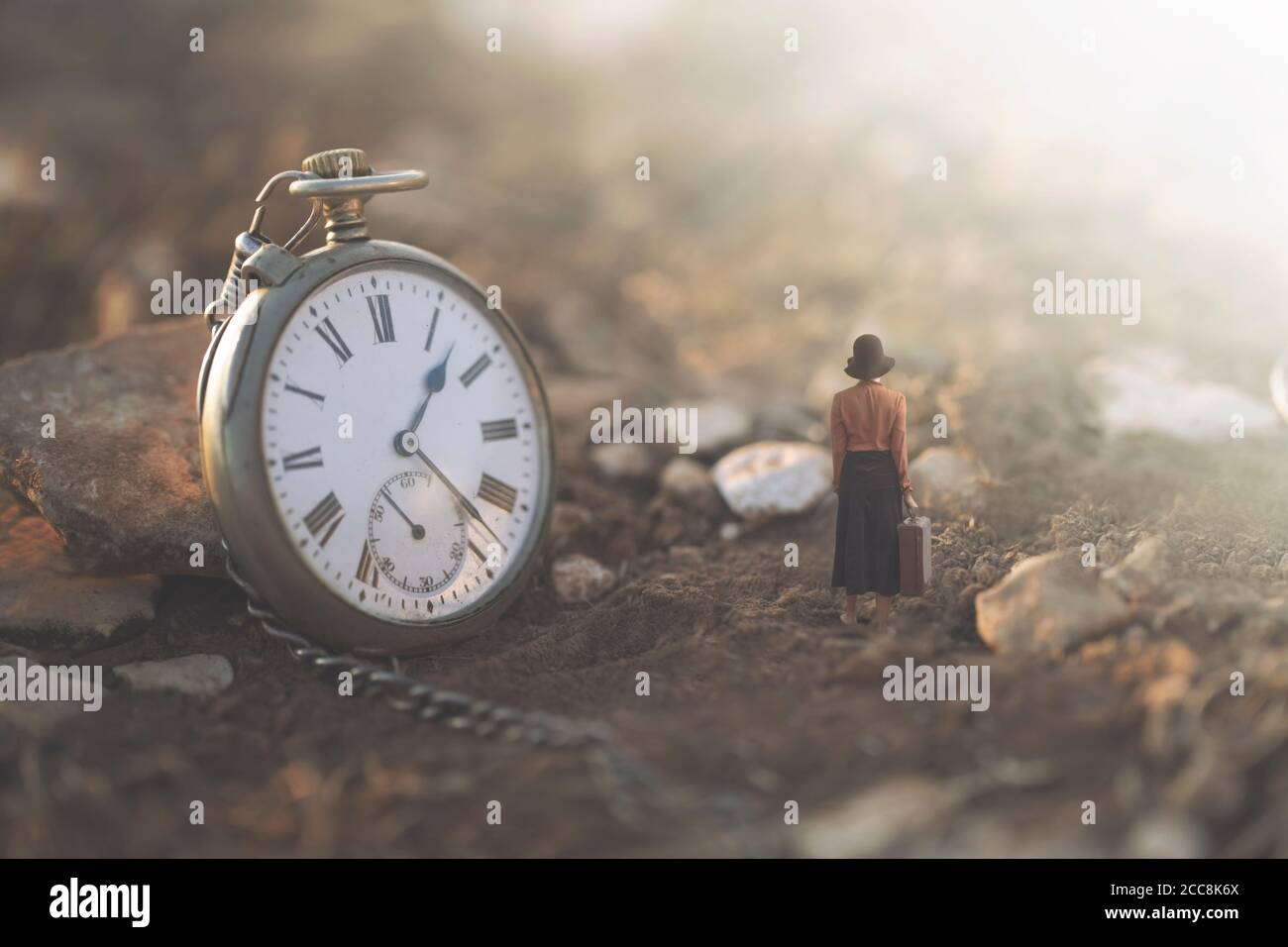 immagine surreale di un orologio gigante e di una piccola impresa donna viaggiatore Foto Stock