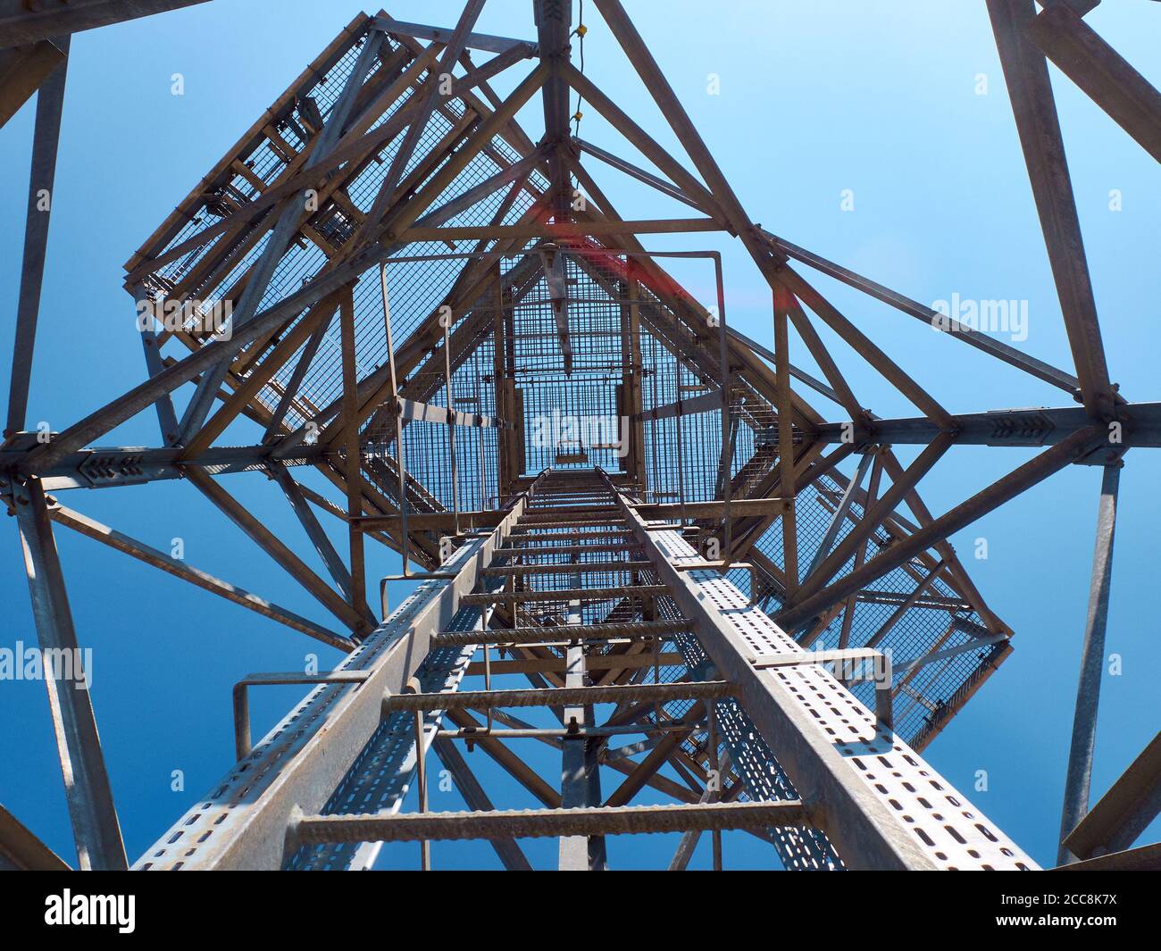 Telaio in metallo della torre radar vista dal basso verso l'alto. Foto Stock