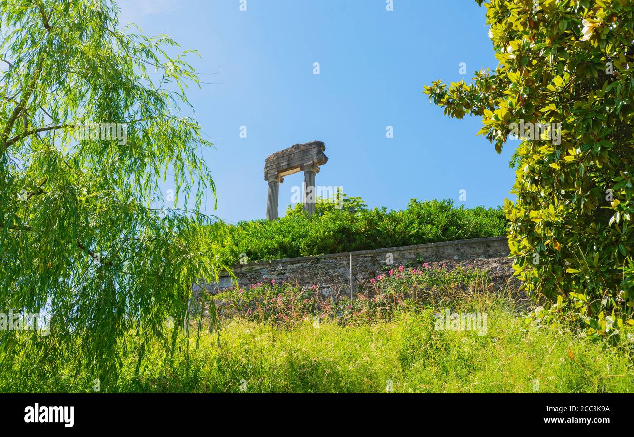Svizzera, Cantone Vaud, Nyon, colonne romane, vista dalla Promenade des vielles Murailles Foto Stock