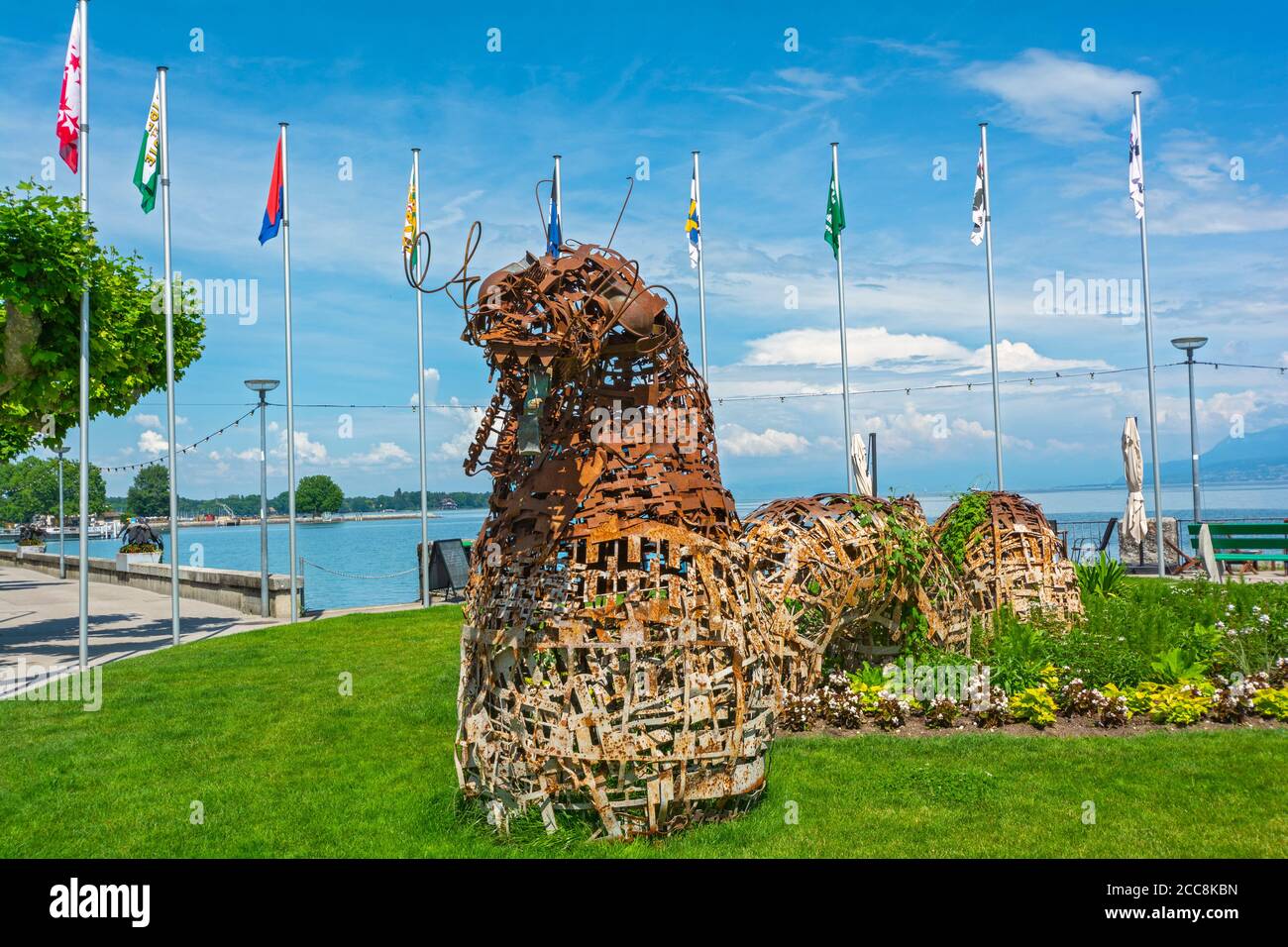Svizzera, Cantone di Vaud, Nyon, il Monster del Lago di Ginevra dell'artista Alaain Guichardot, scultura in metallo Foto Stock