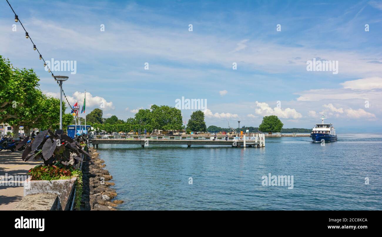 Svizzera, Cantone di Vaud, Nyon, Quartier de Rive, Lago di Ginevra, traghetto che si avvicina al molo Foto Stock