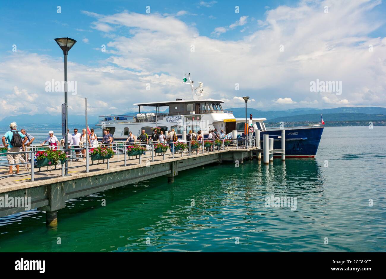 Svizzera, Canton Vaud, Nyon, Quartier de Rive, Lago di Ginevra, Nyon-Yvoire traghetto al molo Foto Stock