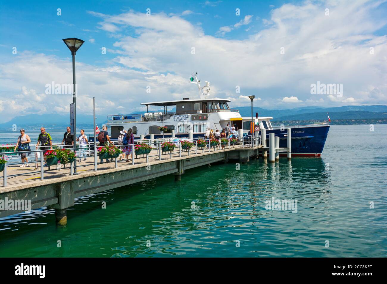 Svizzera, Canton Vaud, Nyon, Quartier de Rive, Lago di Ginevra, Nyon-Yvoire traghetto al molo Foto Stock