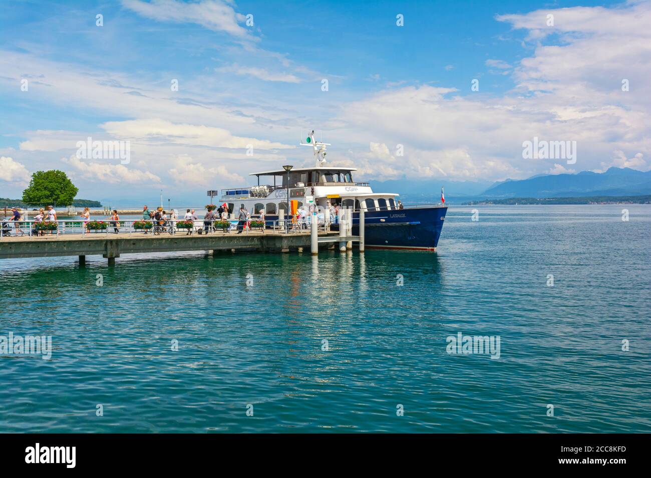 Svizzera, Canton Vaud, Nyon, Quartier de Rive, Lago di Ginevra, Nyon-Yvoire traghetto al molo Foto Stock