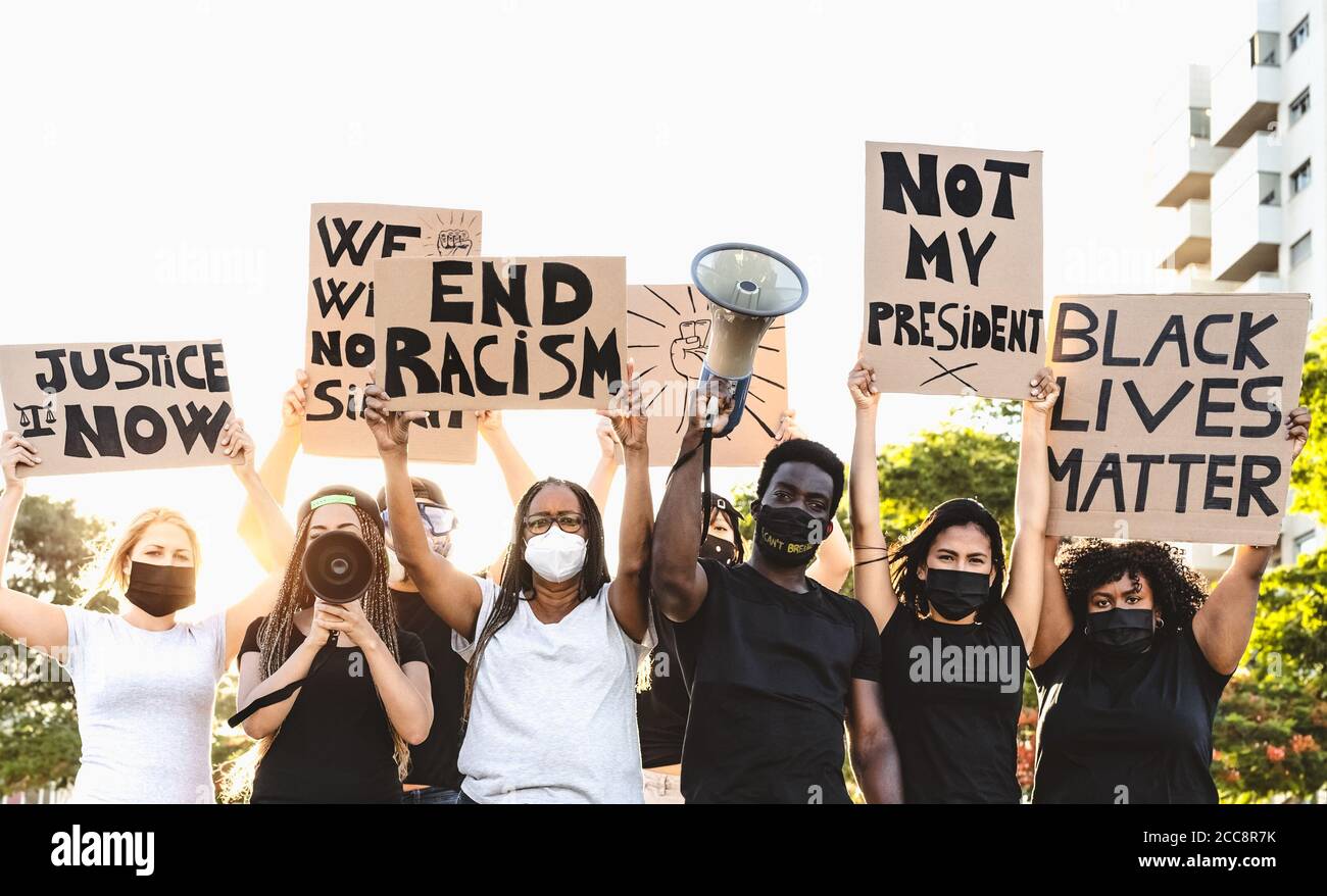 Movimento attivista che protesta contro il razzismo e la lotta per l'uguaglianza - manifestanti di culture diverse e proteste razziali sulla strada Foto Stock