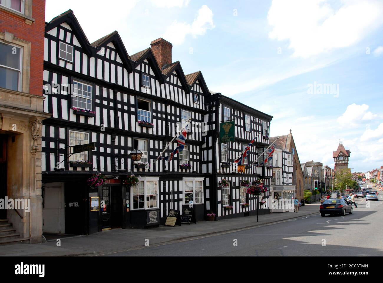 L'hotel Feathers, un attraente edificio a graticcio in High Street, Ledbury, Herefordshire, Inghilterra Foto Stock