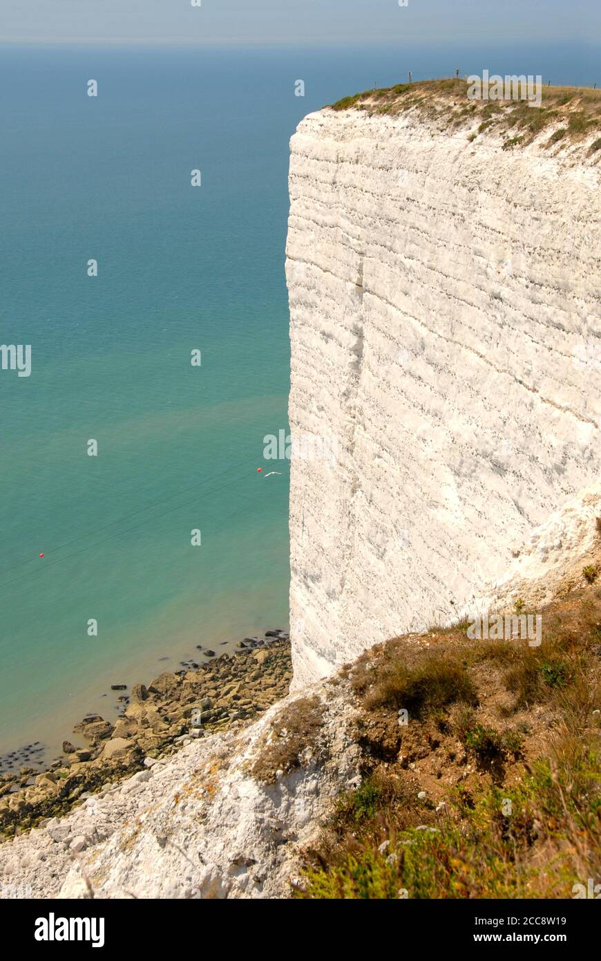Scogliera verticale alta a Beachy Head, East Sussex, Inghilterra con persone sulla scogliera Foto Stock