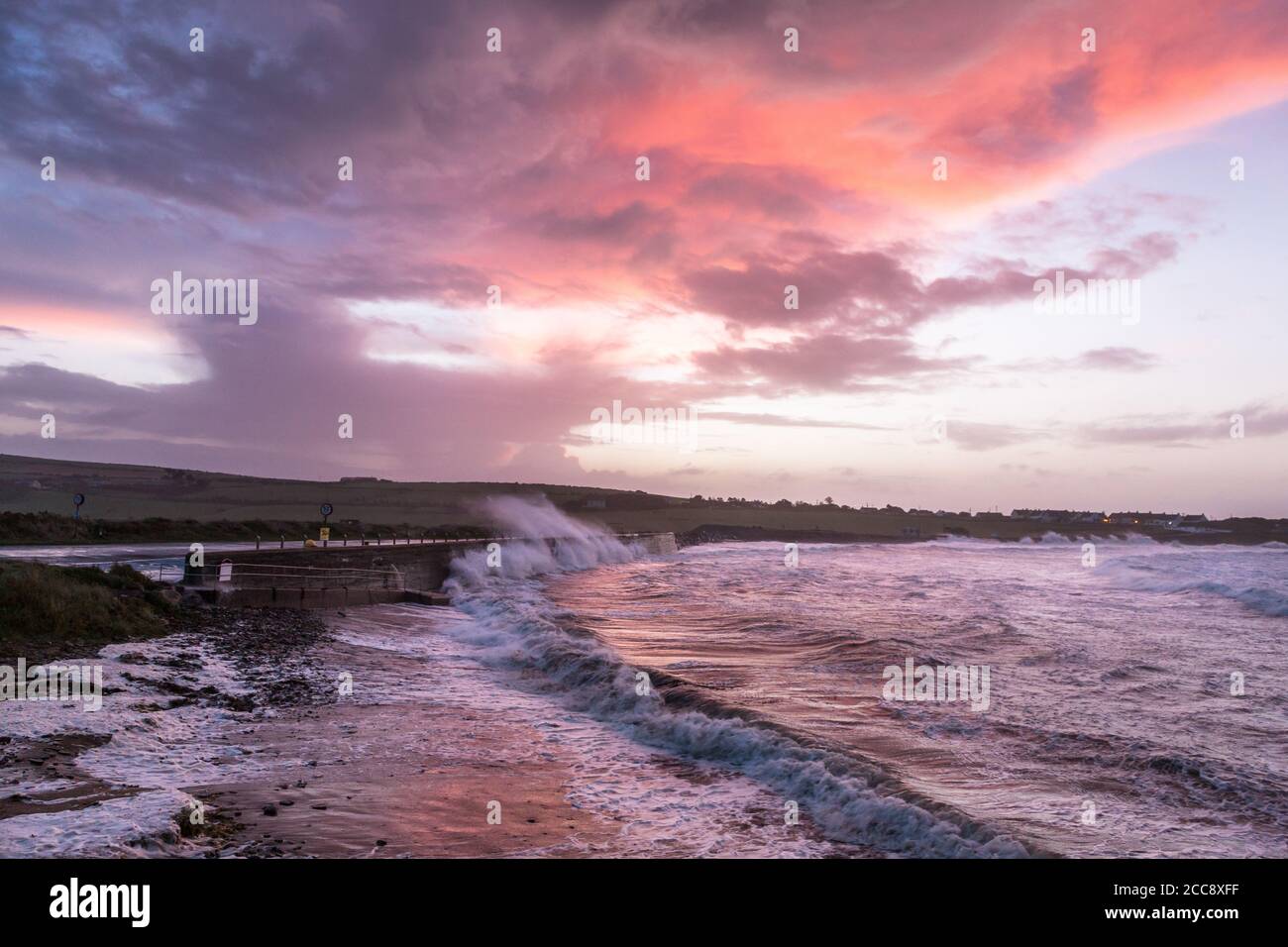 Garrettstown, Cork, Irlanda. 20 agosto 2020. Le onde si schiantano sul muro di mare mentre l'alba si rompe dopo la tempesta Ellen a Garrettstown, Co. Cork, Irlanda. - credito; David Creedon / Alamy Live News Foto Stock