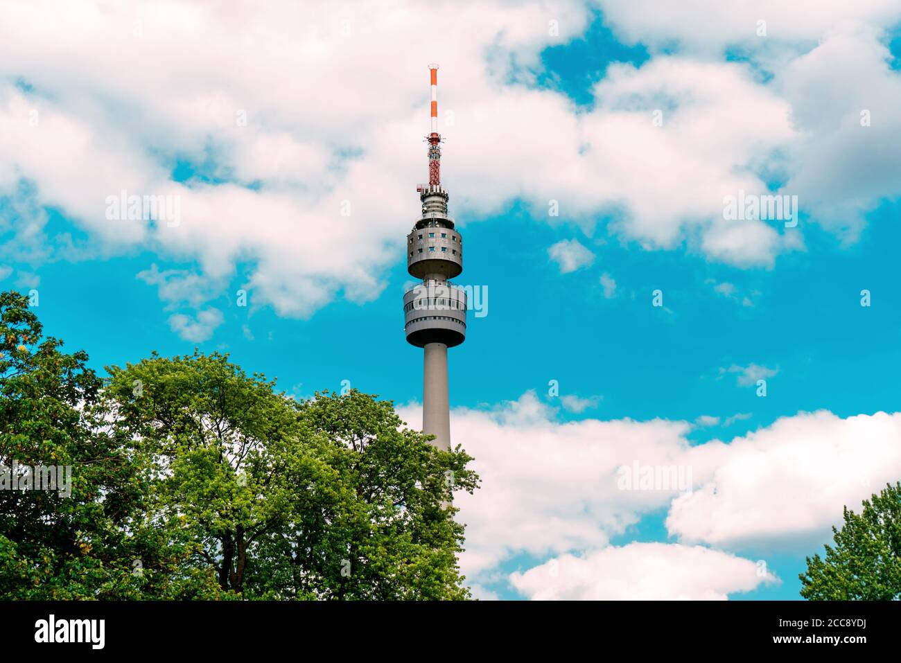 Dortmund, Germania - Giugno 2019: Il Florianturm, Florian Tower, Florian è una torre di telecomunicazioni sul backgrund cielo blu. Foto Stock