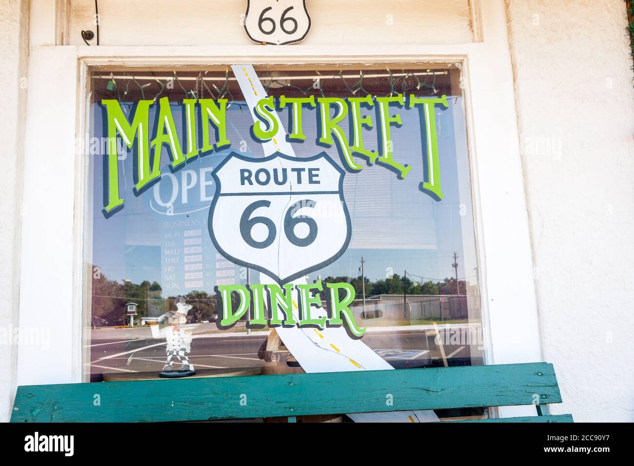 Chelsea, USA - 8 settembre 2015; Main Street Diner finestra e riflessione a Chelsea, Oklahoma sulla Route 66. Foto Stock